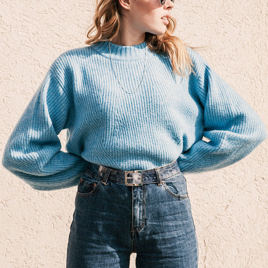 Woman wearing a transparent belt on jeans