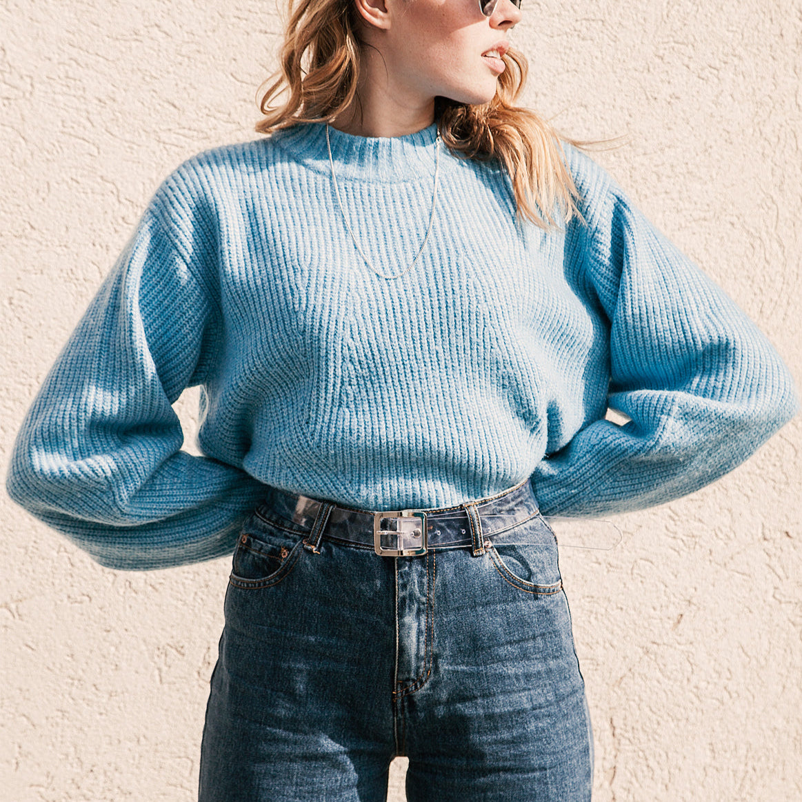 Woman wearing a transparent belt on jeans